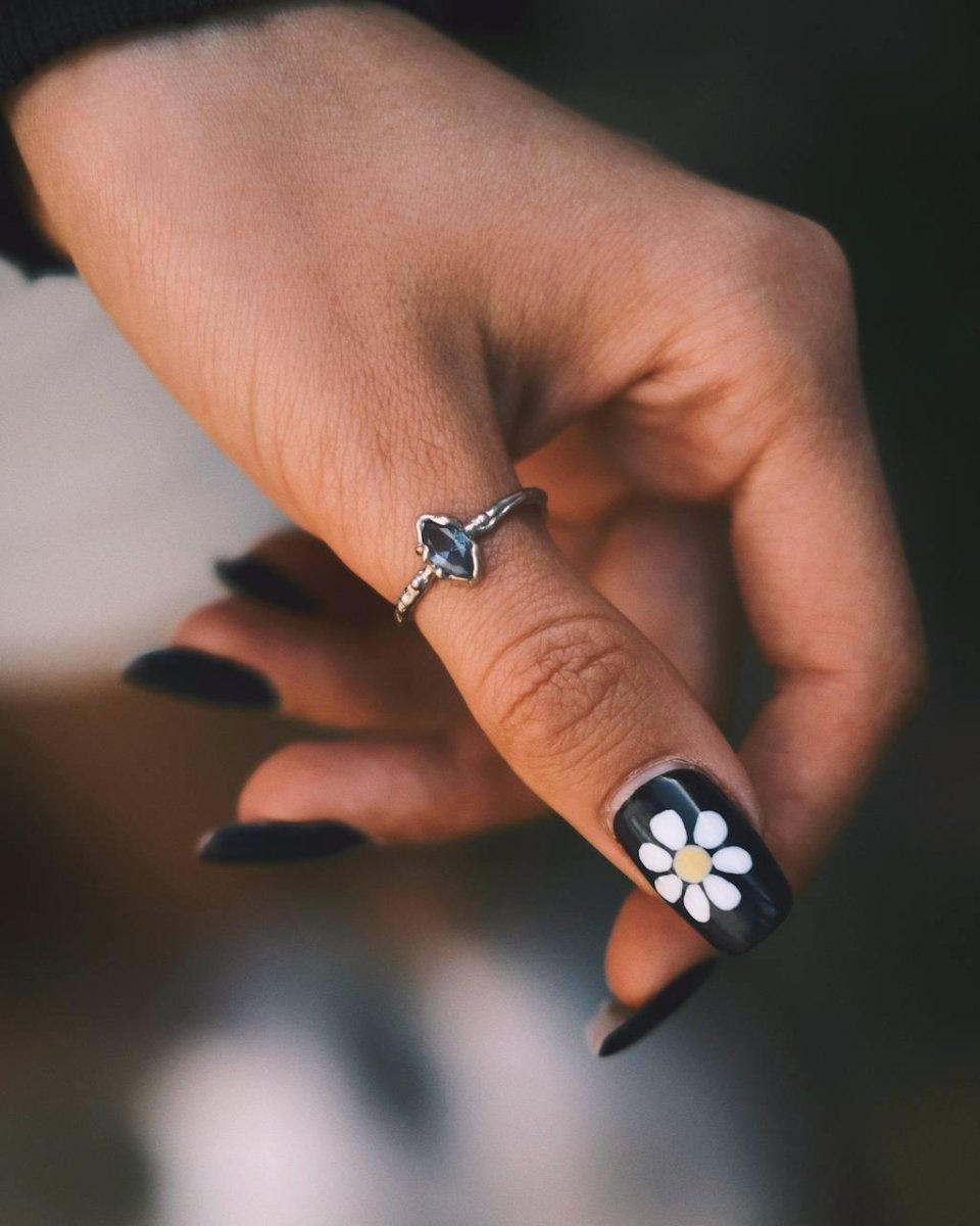 Queen’s Gaze Ring — Sterling Silver Ring